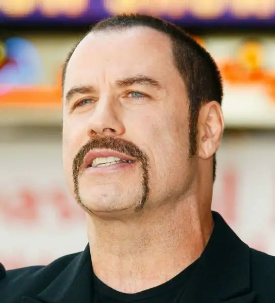 Tipi di baffi: a ferro di cavallo come John Travolta. Men'sBeauty.it